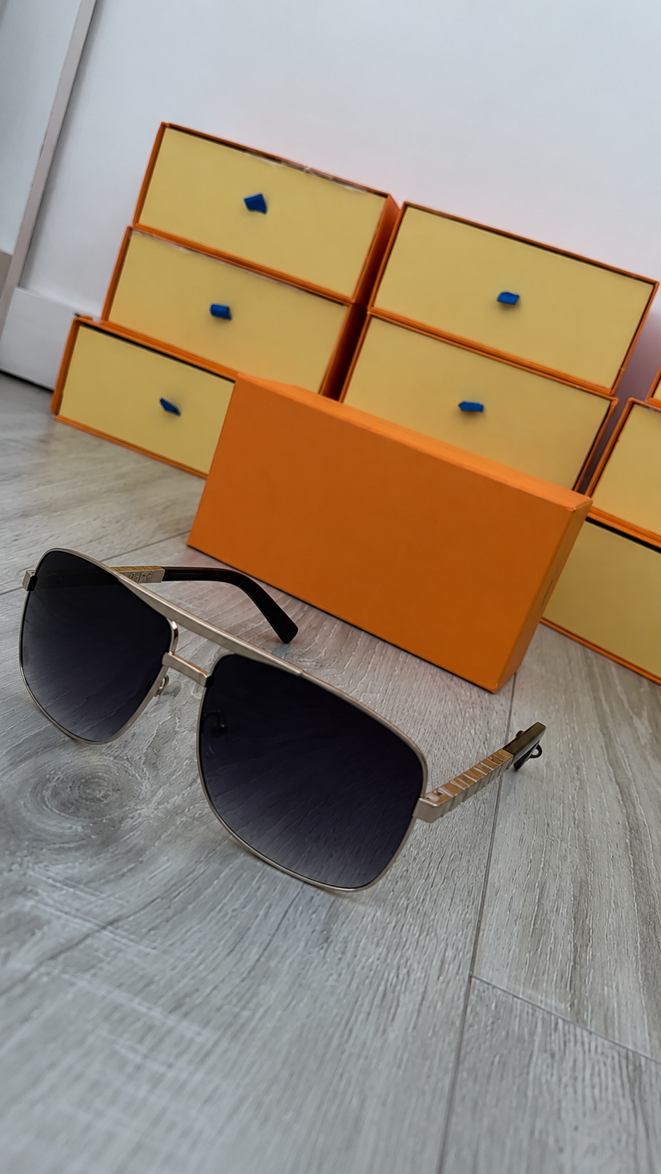 VTN ATTITUDE GLASSES - IN HAND